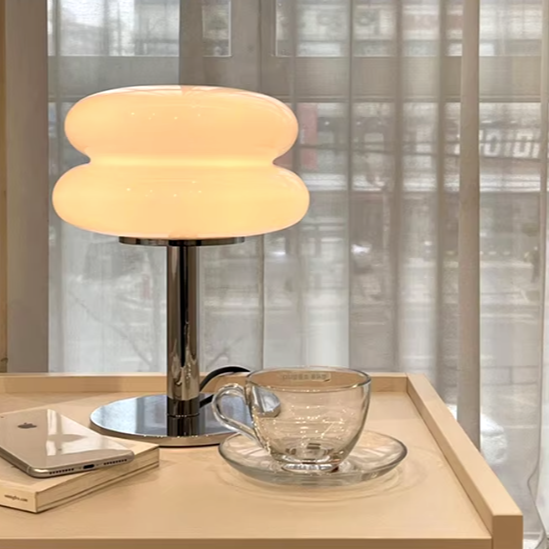 Lámpara de mesa de cristal con forma de tarta de huevo de diseño italiano: elegancia minimalista para espacios modernos